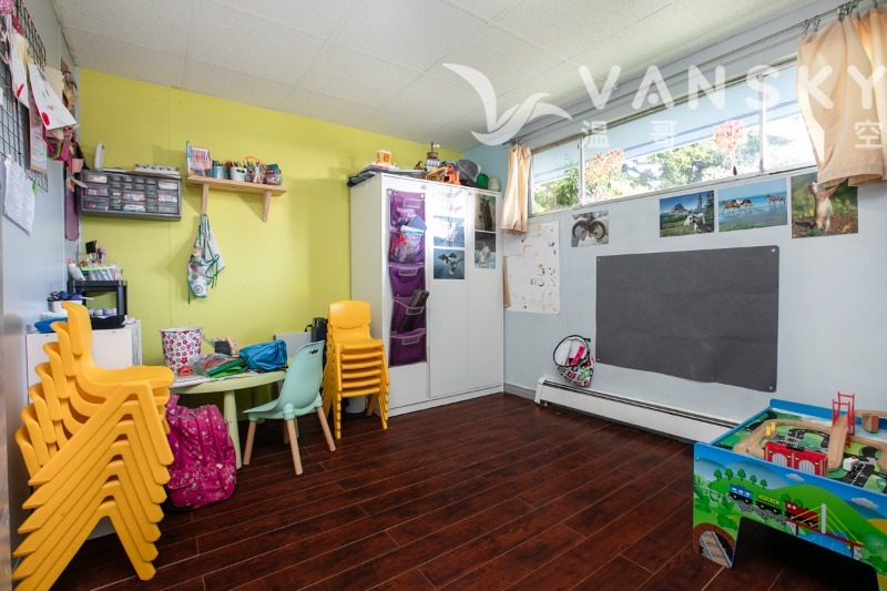 250928205651_2135 Newport Ave_13.jpg